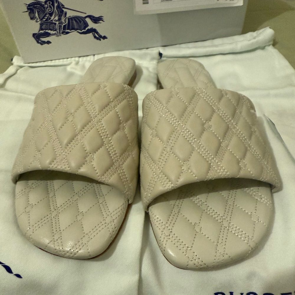 Burberry Quilted Slides in Light Gray. Flat Sandals. US-6 - Picture 3 of 9